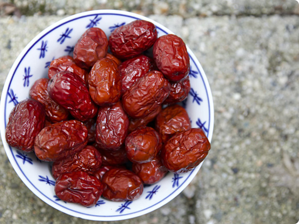 千年莫高窟、美麗月牙泉。在神圣的敦煌，亞盛好食邦兩萬畝優(yōu)質(zhì)堿性沙化土壤紅棗產(chǎn)區(qū)，每天經(jīng)15小時(shí)光照如紅寶石般的敦煌駿棗，富集多種營養(yǎng)物質(zhì)，個(gè)大核小、色鮮肉甜，堪稱天然滋補(bǔ)圣品。好食邦各級優(yōu)質(zhì)敦煌駿棗系列產(chǎn)品，從選種到種植，從生長到生產(chǎn)加工，嚴(yán)格苛求于每一處細(xì)節(jié)。